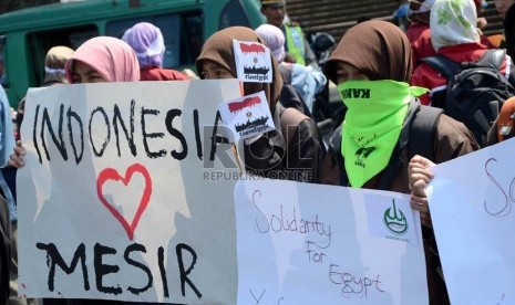  Puluhan mahasiswa melakukan aksi solidaritas Mesir di halaman Gedung DPRD Jabar,Bandung, Rabu (30/7). (Republika/Edi Yusuf)