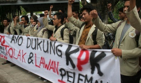 Puluhan mahasiswa UGM melakukan aksi mendukung Komisi Pemberantasan Korupsi (KPK) di Pusat Kajian Korupsi (Pukat) UGM Yogyakarta, Senin (8/10). (Regina Safri/Antara)