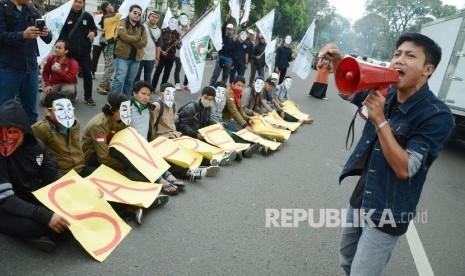 Puluhan mahasiswa yang tergabung dalam Kesatuan Aksi Mahasiswa Muslim Indonesia (KAMMI) Jabar menggelar aksi Manifesto Reformasi di depan Gedung Sate, Kota Bandung, Selasa (17/5).  (Republika//Edi Yusuf)