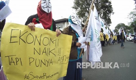 Puluhan mahasiswa yang tergabung dalam Kesatuan Aksi Mahasiswa Muslim Indonesia (KAMMI) Jabar menggelar aksi 'Manifesto Reformasi' di depan Gedung Sate, Kota Bandung, Selasa (17/5). (Republika/Edi Yusuf)