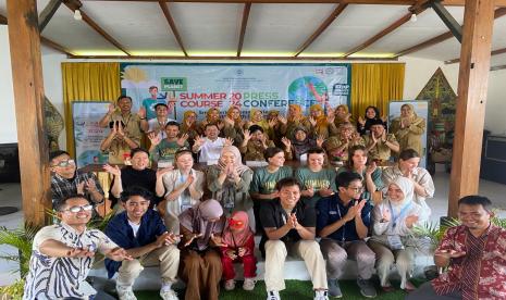 Puluhan mahasiswa yang tergabung dalam program Summer Course 2024 International Healthcare yang diselenggarakan FKKMK UGM berfoto bersama di Kopi Sawah, Kulonprogo, Daerah Istimewa Yogyakarta, Selasa (5/11/2024).