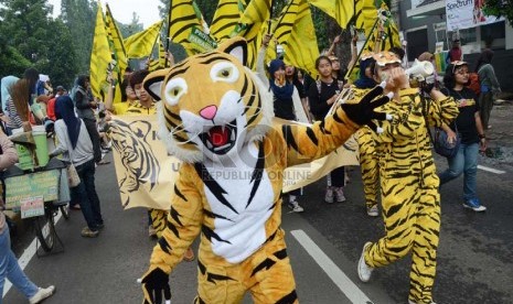  Puluhan massa dan aktivis melakukan aksi kampanye penyelamatan hutan Indonesia, di Car Free Day (CFD), Jl Ir H Djuanda, Kota Bandung, Ahad (15/12).    (Republika/Edi Yusuf)