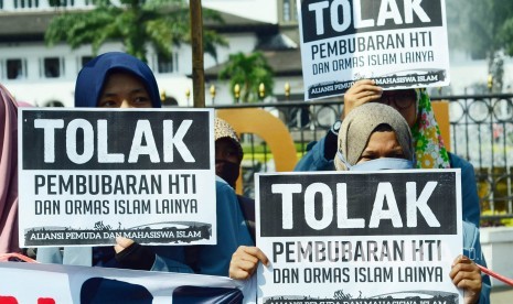 Puluhan massa dari Aliansi Pemuda dan Mahasiswa Islam menggelar aksi,di depan Gedung Sate, Kota Bandung, Senin (22/5). Aksi tersebut menuntut pemerintah untuk menghentikan kriminalisasi terhadap ulama, aktivis Islam dan Gerakan Dakwah Islam.