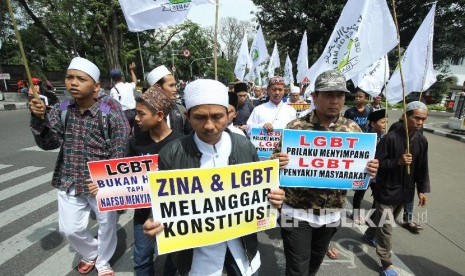 Puluhan massa dari Aliansi Pergerakan Islam Jawa Barat (API Jabar) menggelar aksi pernyataan sikap menolak LGBT (ilustrasi)