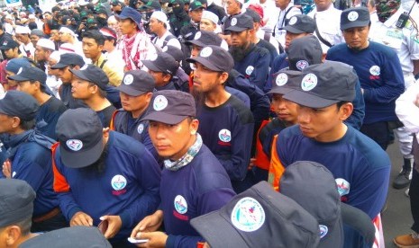 Puluhan massa dari berbagai ormas memadati jalanan di depan PN Jakarta Utara. Mereka menuntut agar terdakwa kasus penistaan agama, Ahok, ditahan.