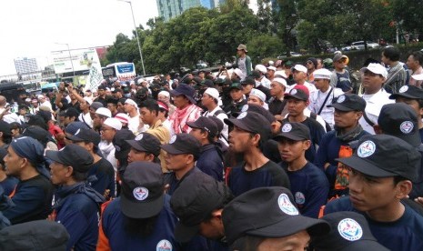 Puluhan massa dari berbagai ormas memadati jalanan di depan PN Jakarta Utara. Mereka menuntut agar terdakwa kasus penistaan agama, Ahok, ditahan.