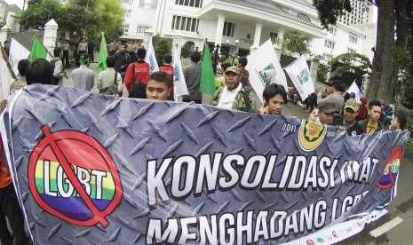 Puluhan massa dari Dewan Da'wah Islamiyah Indonesia Provinsi Jabar bersama elemen muda, mahasiswa dan masyarakat Muslim Bandung, menggelar aksi menolak LGBT, di depan DPRD Jabar, Jl Diponegoro, Kota Bandung, Kamis (11/2).