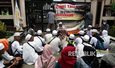 Puluhan massa dari Ikatan Keluarga Pelajar Darussalam Eretan menggelar unjuk rasa di depan Pengadilan Negeri Indramayu, Senin (12/2). Aksi itu sebagai bentuk protes atas sengketa tanah wakaf yang membuat pondok pesantren tempat mereka menimba ilmu kini terancam tergusur. 