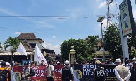 Puluhan massa dari Laskar Umat Islam Kota Solo (LUIS) dan perwakilan berbagai wilayah di Jawa Tengah berkumpul di depan Markas Polresta Solo, Rabu (13/2) pukul 10.00-11.00 WIB. Mereka melakukan aksi bela Islam menuntut pembebasan Ketua Persaudaraan Alumni (PA) 212 Slamet Maarif yang telah ditetapkan sebagai tersangka dugaan pelanggaran UU Pemilu.