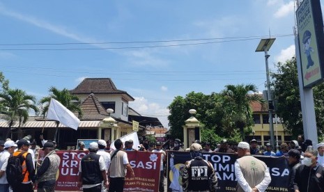 Puluhan massa dari Laskar Umat Islam Kota Solo (LUIS) dan perwakilan berbagai wilayah di Jawa Tengah berkumpul di depan Markas Polresta Solo, Rabu (13/2) pukul 10.00-11.00 WIB. Mereka melakukan aksi bela Islam menuntut pembebasan Ketua Persaudaraan Alumni (PA) 212 Slamet Maarif yang telah ditetapkan sebagai tersangka dugaan pelanggaran UU Pemilu.