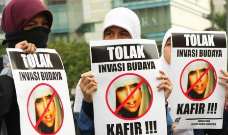  Puluhan massa Hizbut Tahrir Indonesia (HTI) melakukan aksi unjuk rasa menolak konser Lady Gaga di Bundaran Hotel Indonesia, Jakarta Pusat, Kamis (24/5).    (Adhi Wicaksono/Republika)