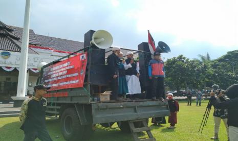 Massa menggelar aksi di halaman Bale Kota Tasikmalaya untuk menuntut kasus Denny Siregar segera diproses hukum, Senin (27/7). 