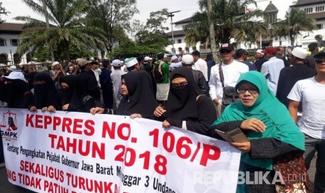 Puluhan massa yang berasal dari Gerakan Masyarakat Peduli Konstitusi Jabar menggelar aksi unjuk rasa menolak Pengangkatan Komjen Pol Muhamad Iriawan menjadi Penjabat Gubernur Jabar di Halaman Gedung Sate, Jumat (22/6). 