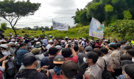 Puluhan massa yang merupakan simpatisan Muhammad Rizieq Shihab (MRS) melakukan demonstrasi di markas kepolisian resor (Mapolres) Tangerang Selatan, Selasa (15/12). Mereka menyampaikan aspirasi terkait dengan kriminalisasi terhadap MRS dan kasus tewasnya enam laskar FPI di Jalan Tol Jakarta-Cikampek.