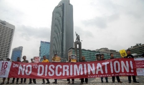 Puluhan massa yang tergabung dalam Aliansi Masyarakat Sipil untuk Toleransi melakukan aksi damai memperingati hari toleransi Internasional di Bundaran HI, Jakarta.