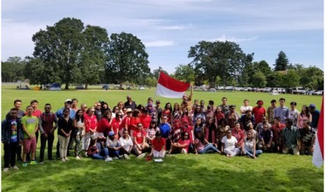 Puluhan masyarakat dan diaspora Indonesia yang berdiam di Kota Salem, negara bagian Oregon, Amerika Serikat, secara antusias melakukan upacara memperingati kemerdekaan Indonesia pada tanggal 20 Agustus lalu di lapangan umum kota tersebut.