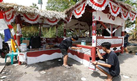 Puluhan milenial merevitalisasi dan mempercantik pos ronda di Desa Sukamanah, Kecamatan Baros, Kabupaten Serang, Banten. 