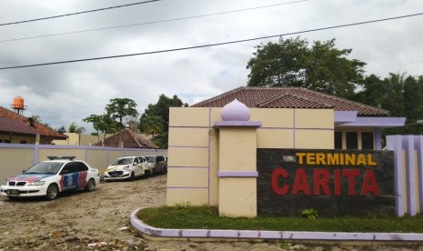 Puluhan mobil rusak akibat tsunami masih terbengkalai di terminal Carita, Pandeglang, Ahad (30/12). 