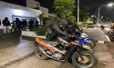 Puluhan motol dengan knalpot brong diamankan oleh Polresta Solo, Sabtu (1/4/2esta 023) malam.