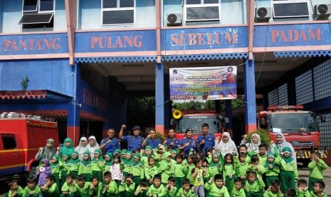 Puluhan murid TK Islam Nuryakin mendatangi Kantor Dinas Pemadam Kebakaran Kecamatan Pasar Minggu, Senin, 4 Maret 2019.