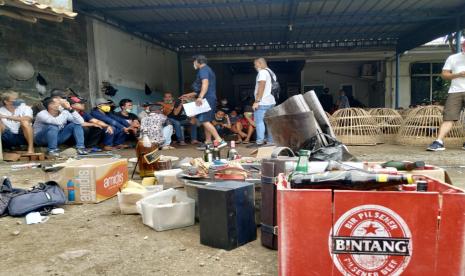  Puluhan oran di Kota Tasikmalaya ditangkap aparat kepolisian lantaran diduga melakukan judi sabung ayam, Kamis (11/3). Judi sabung ayam itu dilakukan di sebuah gudang truk ekspedisi di Kampung Cipicung, Kelurahan Tugujaya, Kecamatan Cihideung, Kota Tasikmalaya.