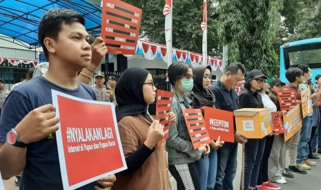 Puluhan orang dari koalisi masyarakat sipil sedang melakukan aksi di depan kantor Kominfo, Jalan Merdeka Barat, Jakarta Pusat, Jumat (23/8). Mereka menuntut agar pemerintah segera menghentikan pemblokiran internet di Papua dan Papua Barat.