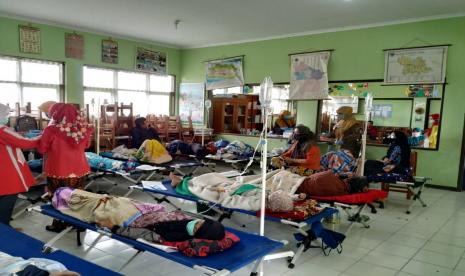 Puluhan orang dirawat di ruangan sekolah di dekat Puskesmas Mangkubumi, Kota Tasikmalaya, Kamis (8/10). Dilaporkan, ratusan orang mengalami gejala muntah dan diare diduga akibat keracunan.