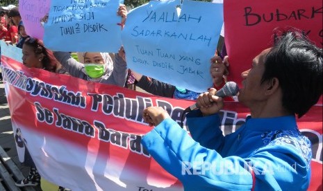 Puluhan orang tua siswa melakukan unjuk rasa memproses sistem Penerimaan Peserta Didik Baru (PPDB) di depan Gedung Sate, Senin (9/7).