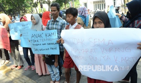 Puluhan orang tua siswa yang tergabung dalam Forum masyarakat Peduli Pendidikan Se-Jawa Barat menggelar aksi terkait kebijakan zonasi, di depan Balai Kota Bandung, Rabu (3/7).