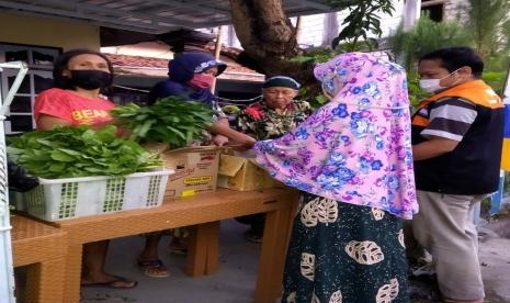 Puluhan paket sembako disediakan oleh para kader penggerak dipelopori Fasilitator Rumah Zakat, Akhmad Fajri Amirudin.