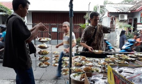 Puluhan panitia Kampoeng Ramadhan Jogokariyan, Yogyakarta tampak sibuk menyiapkan menu buka pertama untuk shaum Ramadhan 1438 H.