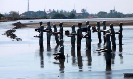 Puluhan patung manusia lumpur berdiri di atas lumpur lapindo di Porong, Sidoarjo, Jawa Timur, Jumat (11/7). (Republika/ Yasin Habibi).