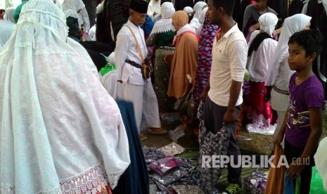 Puluhan pedagang kaki lima menggelar barang dagangannya di taman depan Masjid Bimbas, Sektor 5, Syisyah, Makkah, usai subuh. Pelanggannya didominasi jamaah haji Indonesia. 