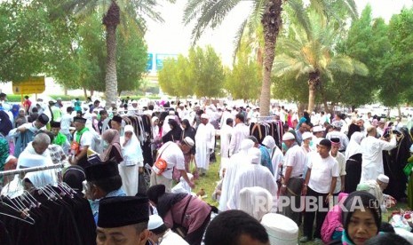  Pemerintah Kota Makkah Bangun 280 Ruang Terbuka Hijau. Foto:  Puluhan pedagang kaki lima menggelar barang dagangannya di taman depan Masjid Bimbas, Sektor 5, Syisyah, Makkah, usai subuh, Senin (28/8). Pelanggannya didominasi jamaah haji Indonesia. 