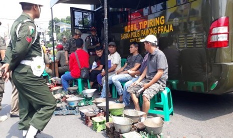 Puluhan pedagang kaki lima (PKL) di Kota Sukabumi menjalani sidang tipiring karena berjualan di tempat terlarang seperti trotoar dan badan jalan Kamis (25/10).