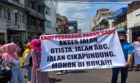 Puluhan pedagang Pasar Baru Trade Center melakukan aksi protes dengan demo terhadap kebijakan buka tutup jalan yang dilakukan Pemerintah Kota (Pemkot) Bandung di depan Pasar Baru di Jalan Otista, Senin (28/9). Buka tutup jalan dikeluhkan pedagang karena berdampak kepada pendapatan yang menurun di masa pandemi covid-19.