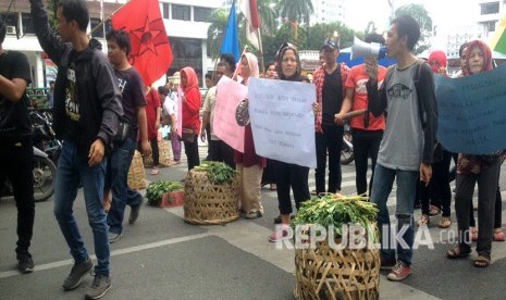 Puluhan pedagang tradisional dari pasar Peringgan menggelar aksi di depan kantor Wali Kota Medan, Jl Kapten Maulana Lubis, Senin (7/5). Dalam aksinya, massa sempat memblokir jalan hingga menyebabkan kemacetan. 