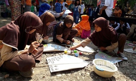 Pelajar yang mengikuti lomba melukis (ilustrasi).