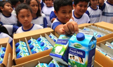 Puluhan pelajar SDBI 01 Besuki Menteng, merayakan Hari Susu Sekolah Sedunia dengan minum susu bersama di sekolah mereka, Menteng, Jakarta Pusat.