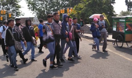 Puluhan pelajar SMK asal Purwakarta, diamankan petugas saat menaiki kereta KRD di Stasiun Purwakarta, Jumat (27/9). Kuat dugaan, pelajar ini hendak bergabung mengikuti demo di Jakarta.