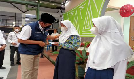 Sejumlah pelajar SMP terdampak bencana banjir mendapatkan bantuan dari Dinas Pendidikan dan Kebudayaan Kota Sukabumi di SMPN 6 Sukabumi, Rabu (2/3/2022).