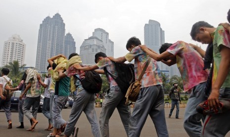 Puluhan pelajar tersangka tawuran, digiring menuju Polda Metro jaya, Jakarta, Jumat (20/4). (Republika/Adhi Wicaksono)