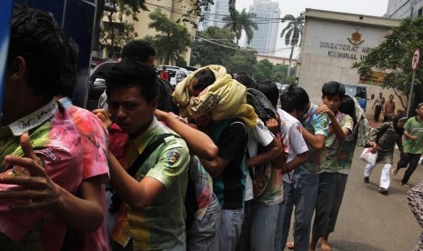 Puluhan pelajar tersangka tawuran, digiring menuju Polda Metro jaya, Jakarta. (Republika/Adhi Wicaksono)