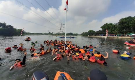 Puluhan pemuda di Pamulang, Tangerang Selatan merayakan perayaan Kemerdekaan Republik Indonesia ke-75 di tengah Situ Tujuh Muara, Senin (17/8).