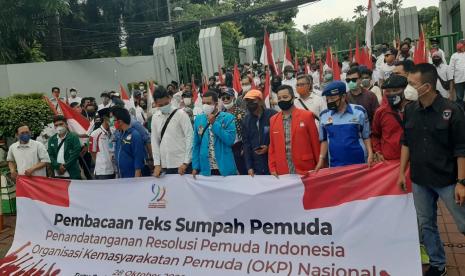 Puluhan pemuda yang tergabung dalam Konsorsium Pemuda Indonesia memperingati Hari Sumpah Pemuda dengan membacakan naskah Resolusi Pemuda Indonesia 2020 di depan pintu gerbang Tugu Proklamasi, Menteng, Jakarta Pusat, Rabu (28/10).