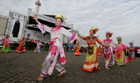 Puluhan penari memeriahkan pembukaan Pesta Rakyat yang bertema Pekan Produk Kreatif Daerah di silang Monas, Jakarta, Jumat (14/6).