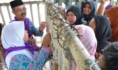 Puluhan pengantar haji rela saling berhimpitan untuk dapat bertemu sanaknya di Asrama haji Pondok Gede, Jakarta Timur (ilustrasi).