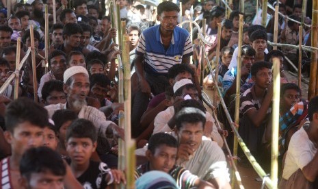 Puluhan pengungsi rohingya antri untuk mengambil bantuan di Kamp Pengungsian Jamtoli, Cox Bazar, Bangladesh, Minggu (1/10). 