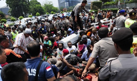 Puluhan pengunjukrasa dari Aliansi Mahasiswa Papua diamankan petugas kepolisian usai terlibat kericuhan ketika aksi di Kawasan Bundaran HI Jakarta, Selasa (1/12). 