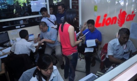 Puluhan penumpang pesawat Lion Air menyerbu loket penjualan tiket di Bandara Adi Soemarmo, Boyolali, Jawa Tengah, Jumat (20/2). Para penumpang Lion Air protes dan meminta pengembalian uang akibat delay puluhan jam yang dialami.